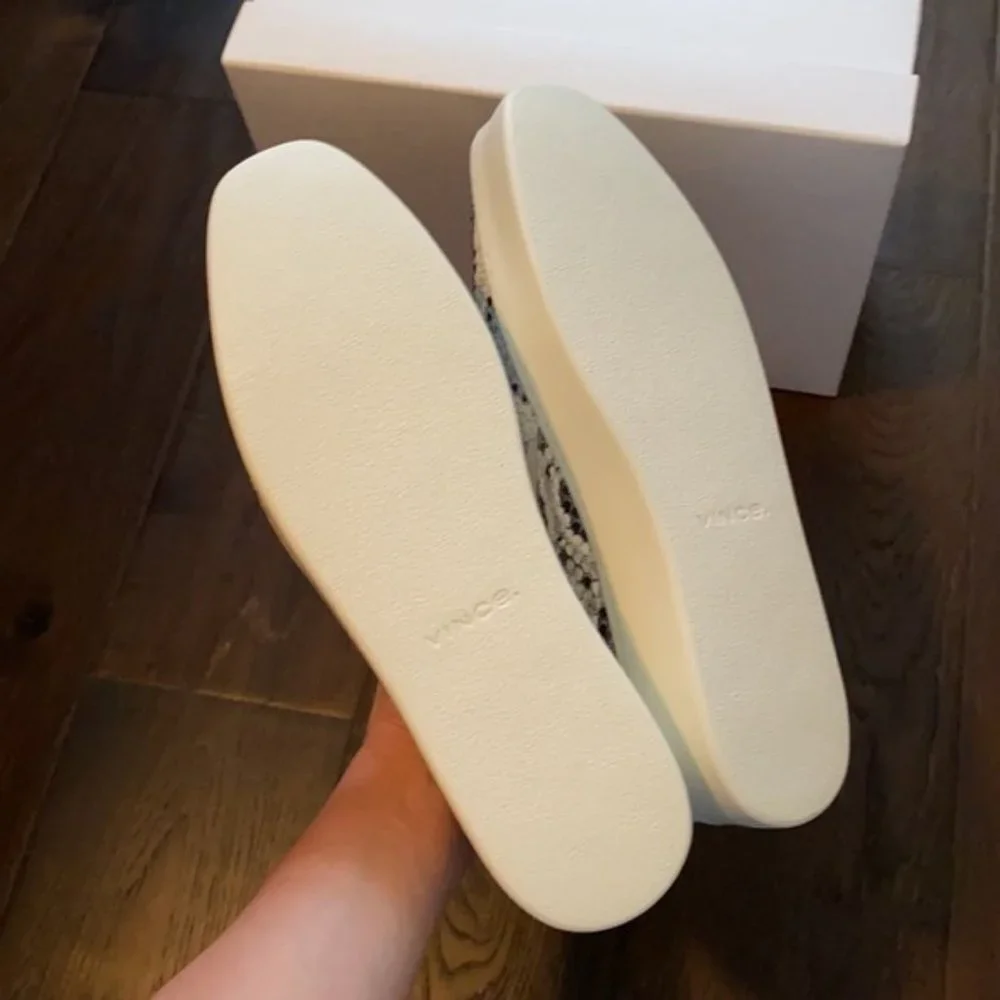 NIB ~ VINCE SAXON 2 BLUE SNAKE SLIP ON SNEAKER sz 9.5